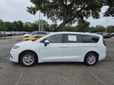 Used 2023 Chrysler Pacifica Touring-L image 3