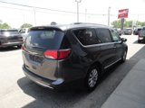 Used 2017 Chrysler Pacifica Touring-L image 5