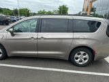 Used 2017 Chrysler Pacifica Premium image 2