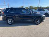 Used 2017 Jeep Cherokee Latitude w/ Cold Weather Group image 4