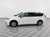 Used 2023 Chrysler Pacifica Touring-L image 6