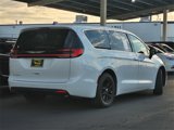 Used 2023 Chrysler Pacifica Touring-L image 4