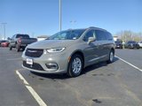 Used 2022 Chrysler Pacifica Touring-L image 2