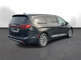 Certified 2023 Chrysler Pacifica Limited image 2