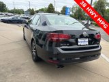 Used 2017 Volkswagen Jetta SE image 3