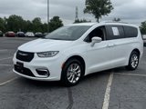Used 2021 Chrysler Pacifica Touring-L image 5