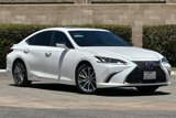 Certified 2020 Lexus ES 300h w/ Premium Package image 3