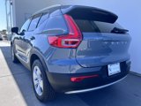 Used 2022 Volvo XC40 T4 Momentum image 5