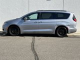 Used 2017 Chrysler Pacifica Touring-L image 2