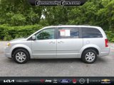 Used 2010 Chrysler Town & Country Touring image 3