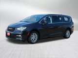 Used 2023 Chrysler Pacifica Touring-L image 3