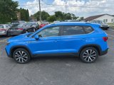Certified 2022 Volkswagen Taos SE image 2