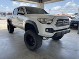 Used 2017 Toyota Tacoma TRD Off-Road image 2