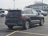 Used 2024 Volkswagen Taos SE w/ MDO Package image 4