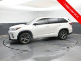 Used 2017 Toyota Highlander LE image 2