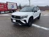 Used 2024 Volkswagen Taos SE w/ Panoramic Sunroof Package image 3