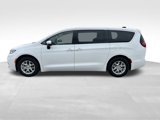 Used 2023 Chrysler Pacifica Touring-L image 3