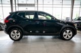 Used 2021 Volvo XC40 T4 Momentum image 4