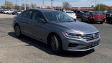 Used 2022 Volkswagen Passat 2.0T image 2