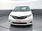 Used 2017 Toyota Sienna L image 2