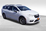 Used 2023 Chrysler Pacifica Limited image 3