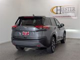 Used 2023 Nissan Rogue SV image 2