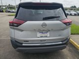 Used 2022 Nissan Rogue SV image 2