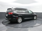 Used 2017 Chrysler Pacifica Touring-L image 2