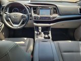 Used 2017 Toyota Highlander XLE image 2