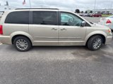 Used 2016 Chrysler Town & Country Touring-L image 4