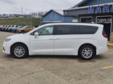 Used 2022 Chrysler Pacifica Touring-L image 2