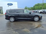 Used 2022 Chrysler Voyager LX image 3