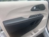 Used 2023 Chrysler Pacifica Touring-L image 4