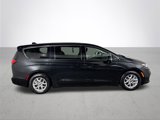 Used 2023 Chrysler Pacifica Touring-L image 5