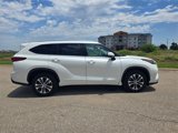 Used 2021 Toyota Highlander XLE image 2