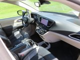 Used 2023 Chrysler Pacifica Touring-L image 4