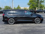 New 2025 Chrysler Pacifica Select image 2