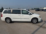 Used 2015 Chrysler Town & Country Touring image 4
