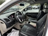 Used 2016 Chrysler Town & Country Touring-L image 5