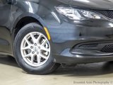 Used 2023 Chrysler Voyager LX image 4