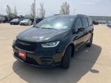 Used 2021 Chrysler Pacifica Limited w/ Uconnect Theater Family Group image 3