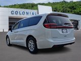 Used 2023 Chrysler Pacifica Touring-L image 4