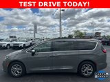 Used 2023 Chrysler Pacifica Limited image 2