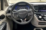 Used 2022 Chrysler Pacifica Touring-L image 5