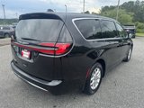 Used 2023 Chrysler Pacifica Touring-L image 5