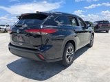 Used 2020 Toyota Highlander XLE w/ Phone Cable & Charge Package image 4