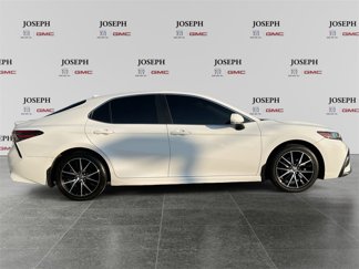 Used 2021 Toyota Camry SE image 1