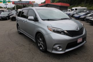 Used 2015 Toyota Sienna SE image 1