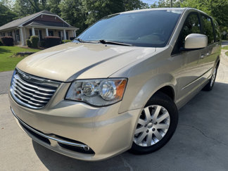 Used 2016 Chrysler Town & Country Touring image 1