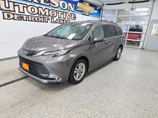 Used 2022 Toyota Sienna XLE image 1